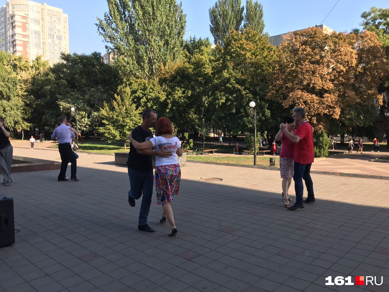 А некоторые просто танцуют А некоторые просто танцуют