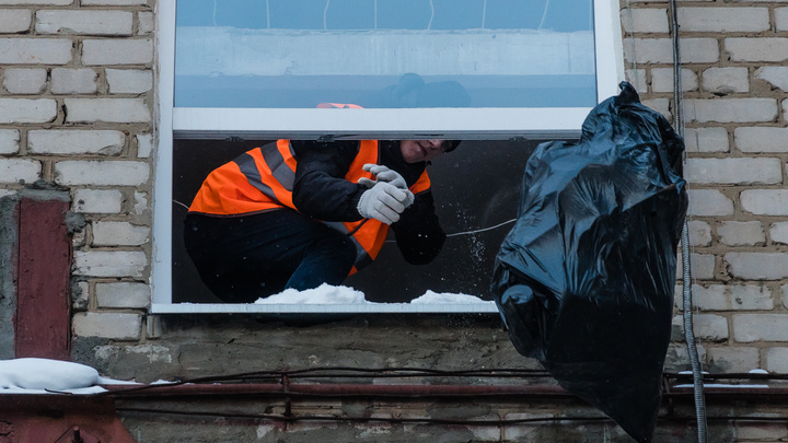 «Выбрасывают мусор через окно». В Перми начали расчищать захламленную квартиру на Крупской. Видео