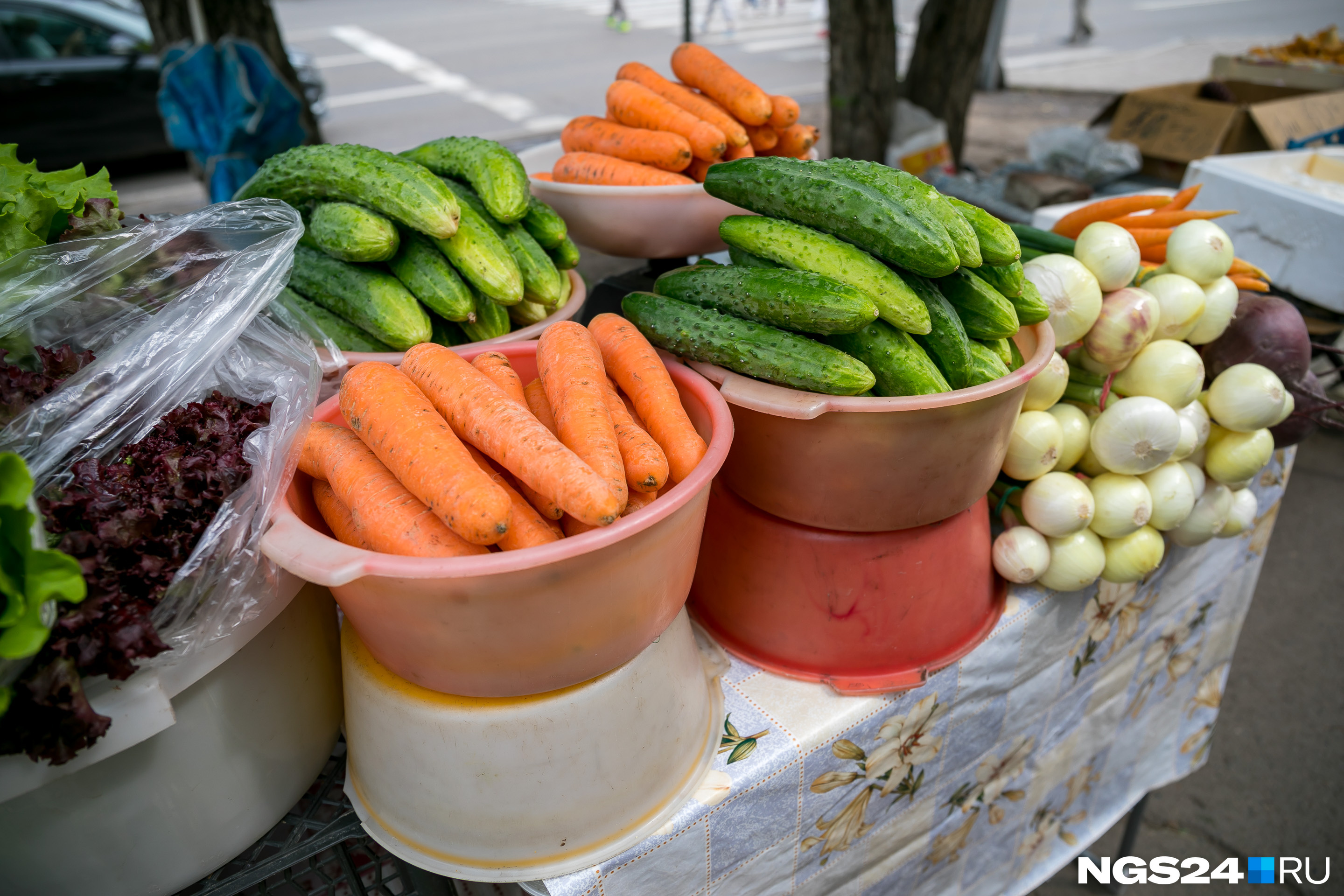 Морковь и огурцы стоят недорого — от 100 до 150 рублей 