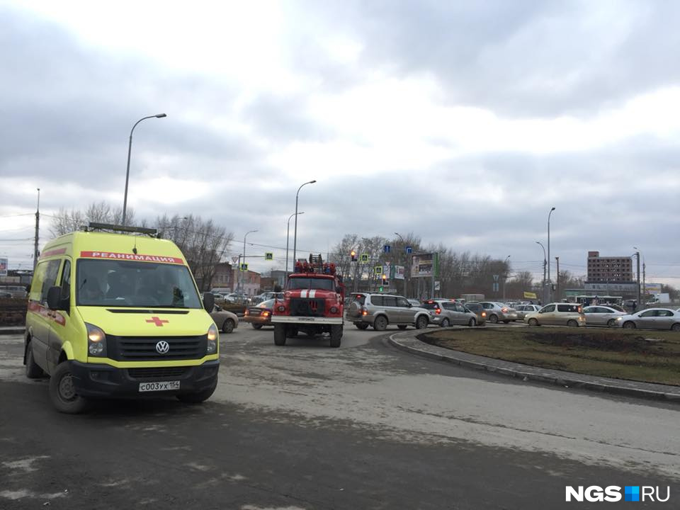К «МЕГЕ» приехали пожарные и «скорая». Фото Ольги Власовой К «МЕГЕ» приехали пожарные и «скорая». Фото Ольги Власовой