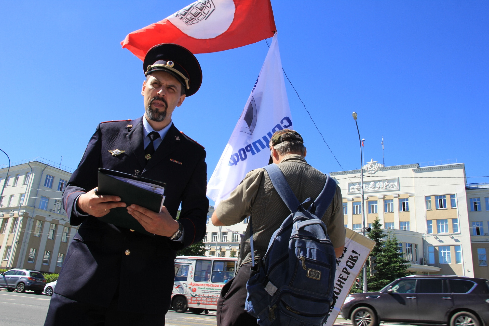 Майор полиции Алексей Огорелков не обошел своим вниманием сегодняшние пикеты