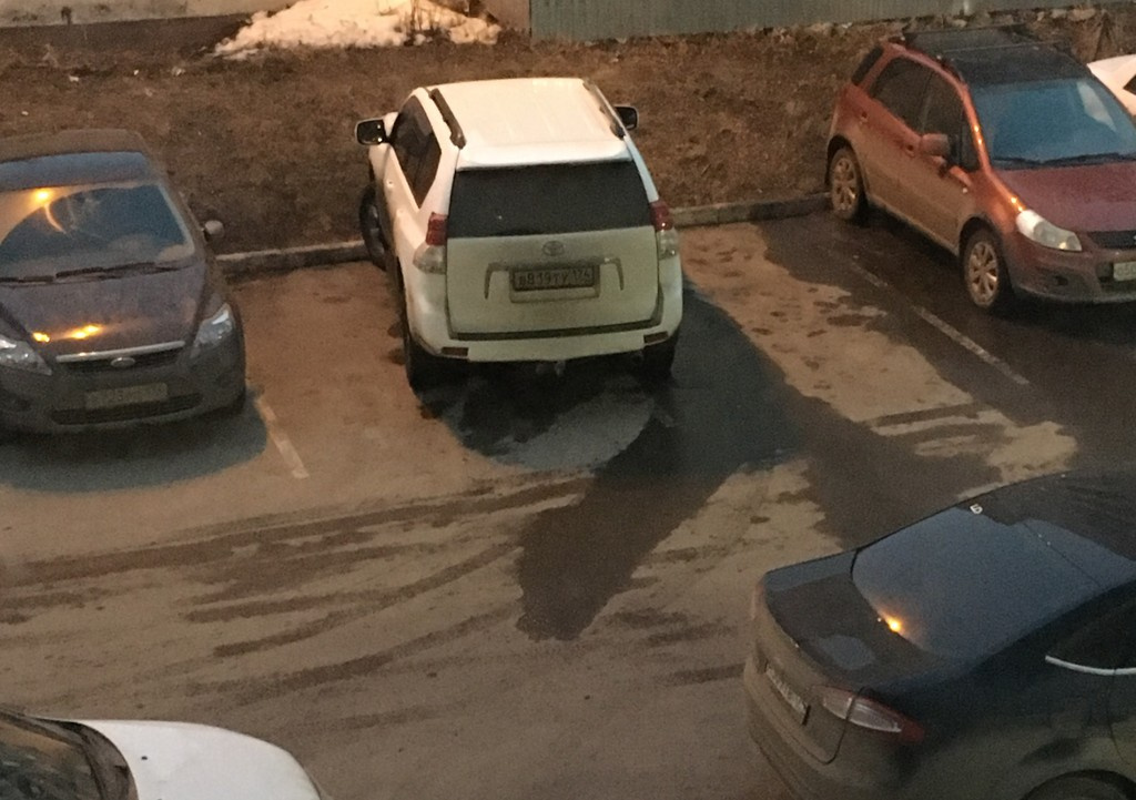 А этот LC Prado занял сразу два места — зачем? А этот LC Prado занял сразу два места — зачем?