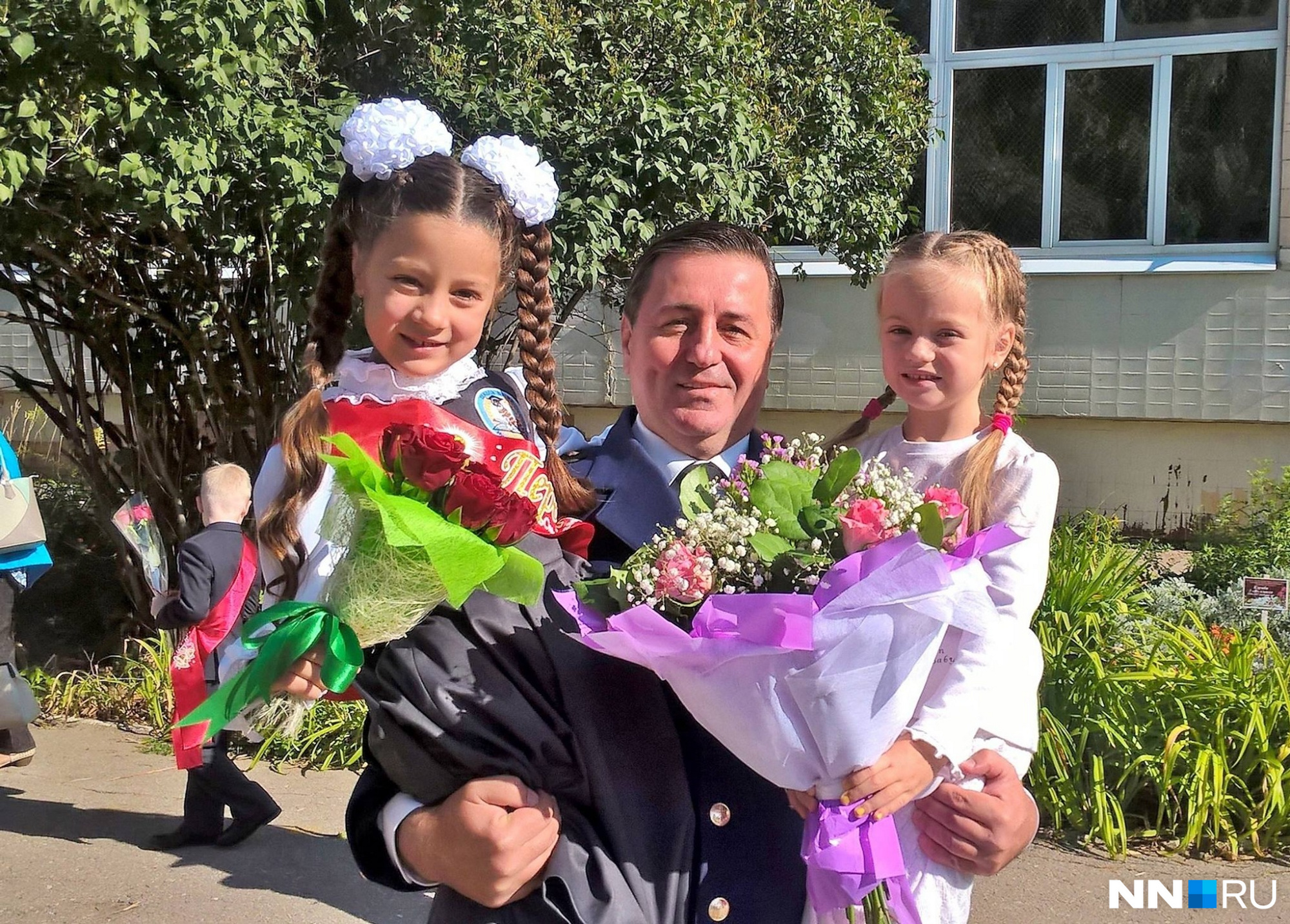 Папа гордится своими дочками.