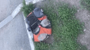 «Территорию оцепили»: челябинцев перепугал рюкзак с мигающим маячком на газоне