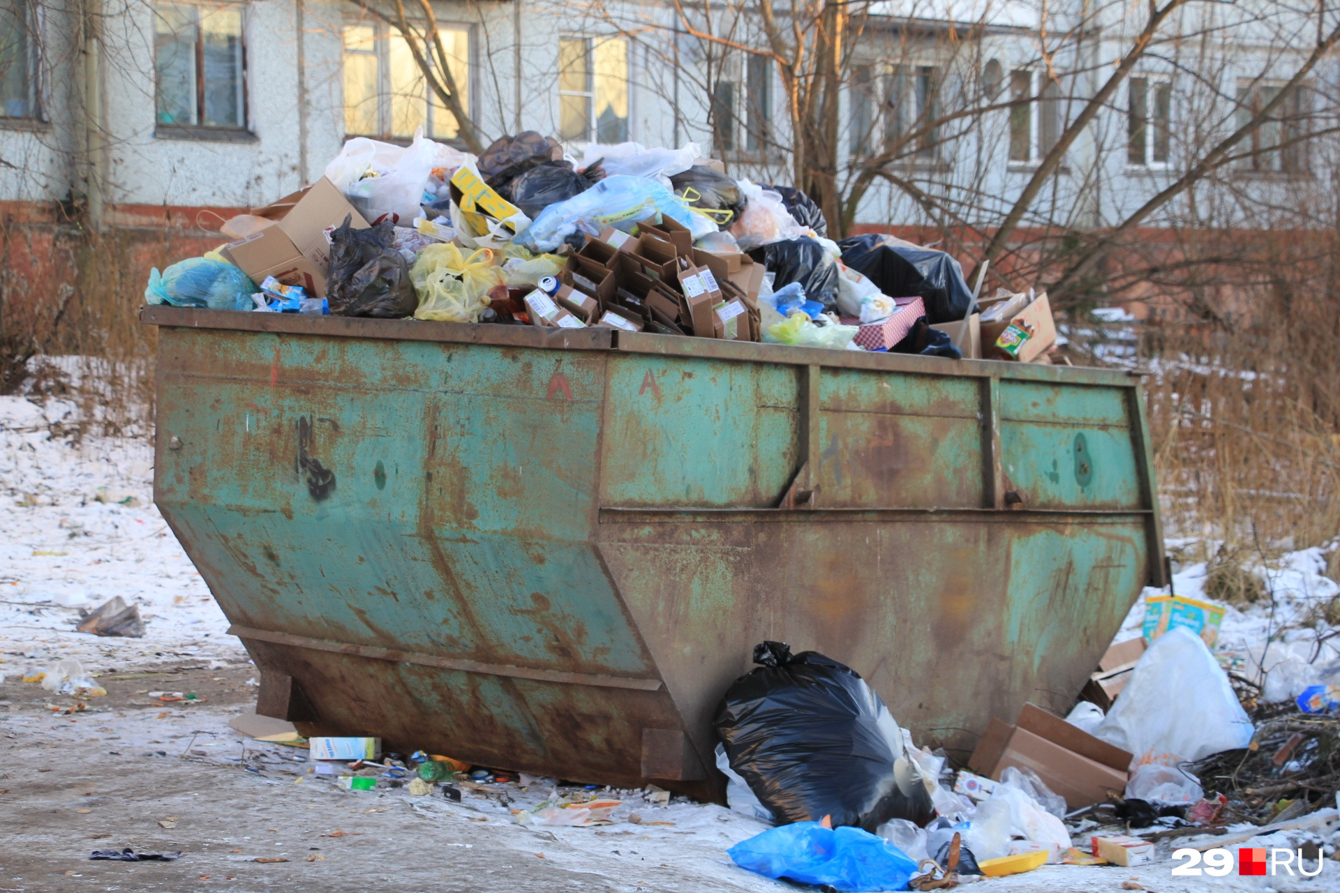Как отмечает директор «ЭкоИнтегратора», уборка мусора вокруг контейнеров до вывоза — забота УК