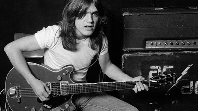 Умер основатель и гитарист группы AC/DC Малкольм Янг