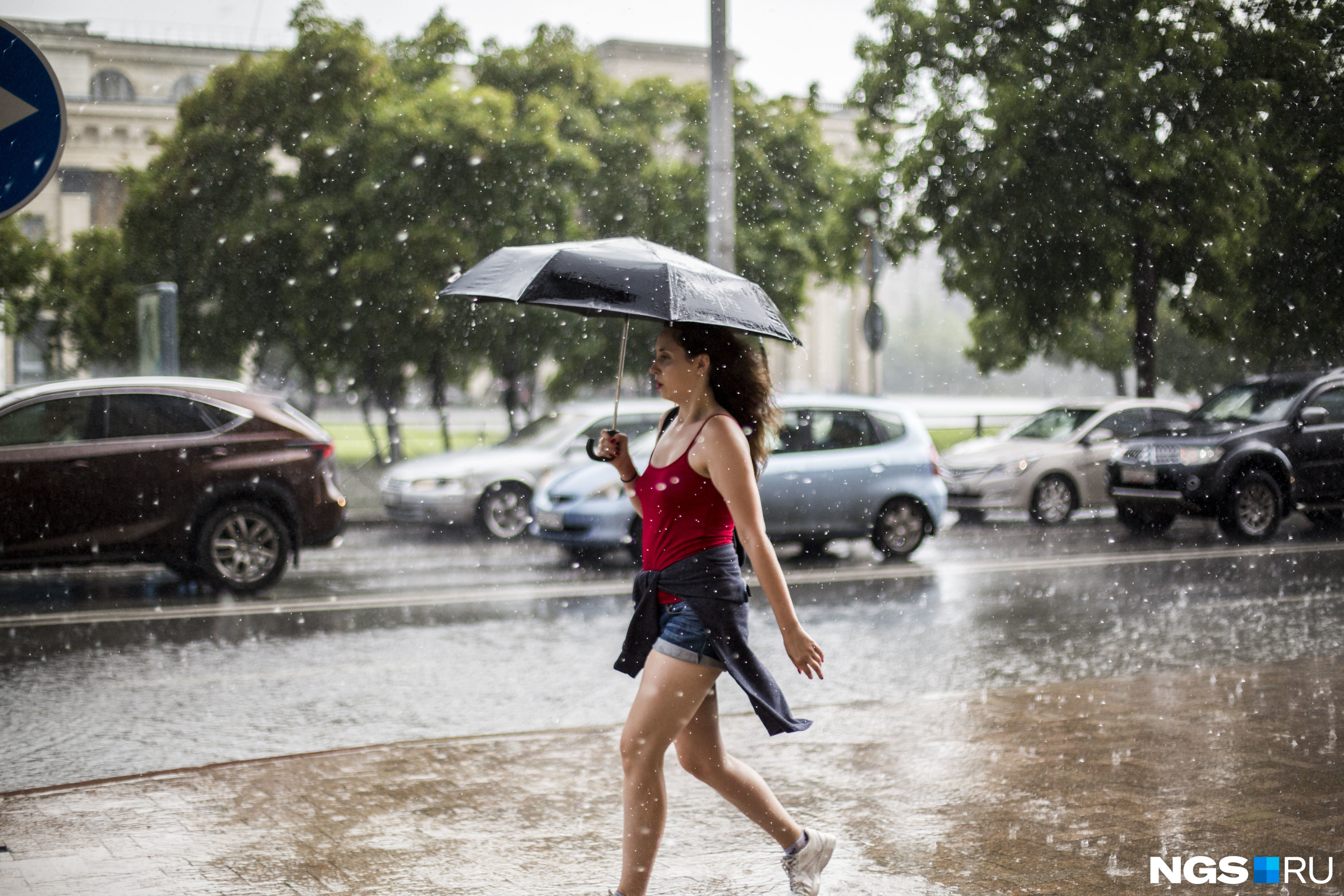 На улице была сильная. Дождливое лето в городе. Летний дождь в городе. Ливень летом в городе. Сильный дождь летом.