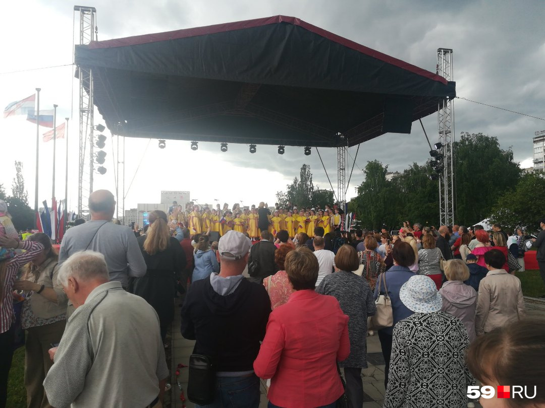 На сцене выступает хор На сцене выступает хор