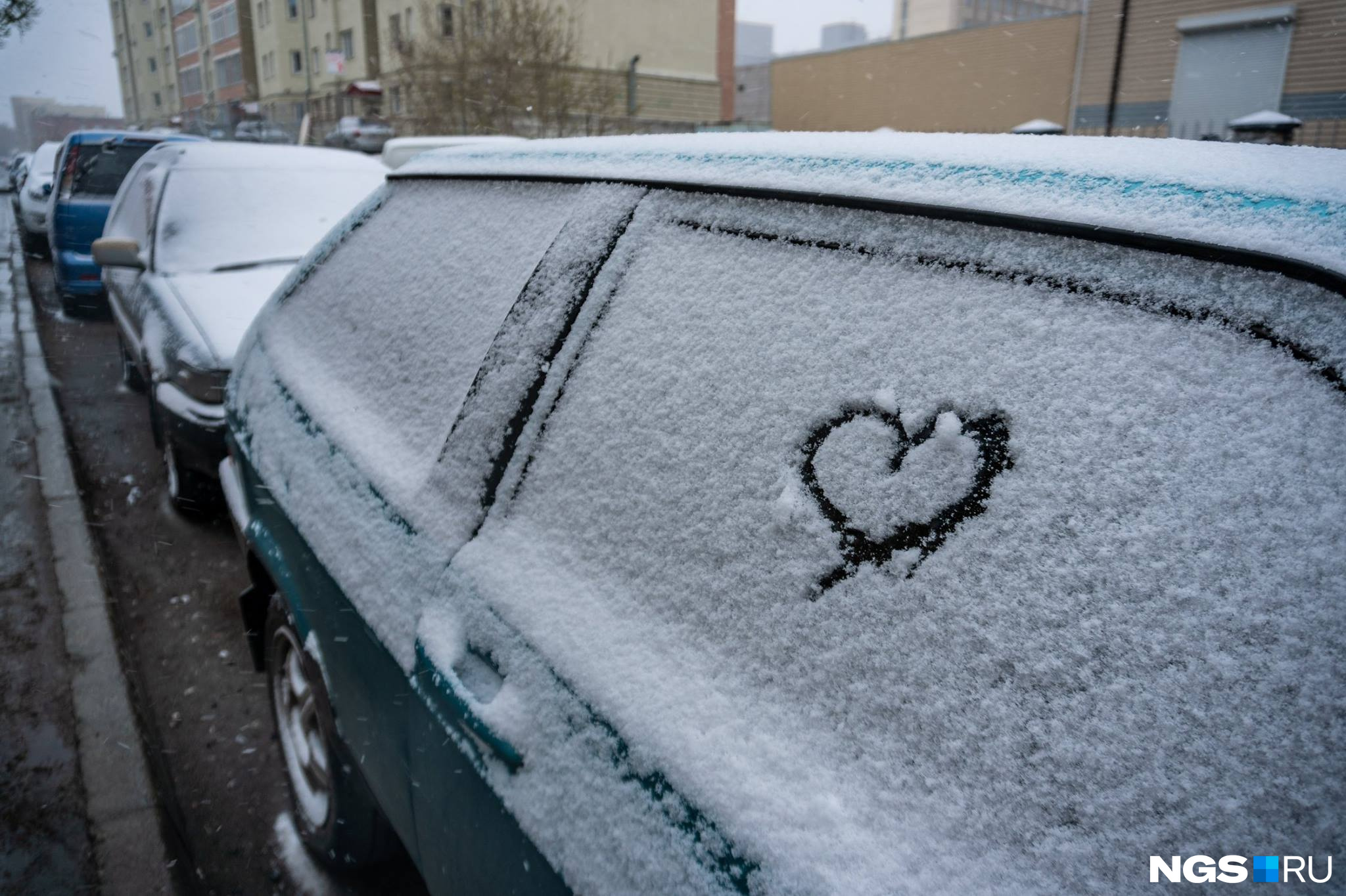 Какая завтра снег. Май снег картинки с приколами. Зимнее автобыдло на газонах зимой в Новосибирске. Май снег надпись фото. Новосибирск зима приколы.