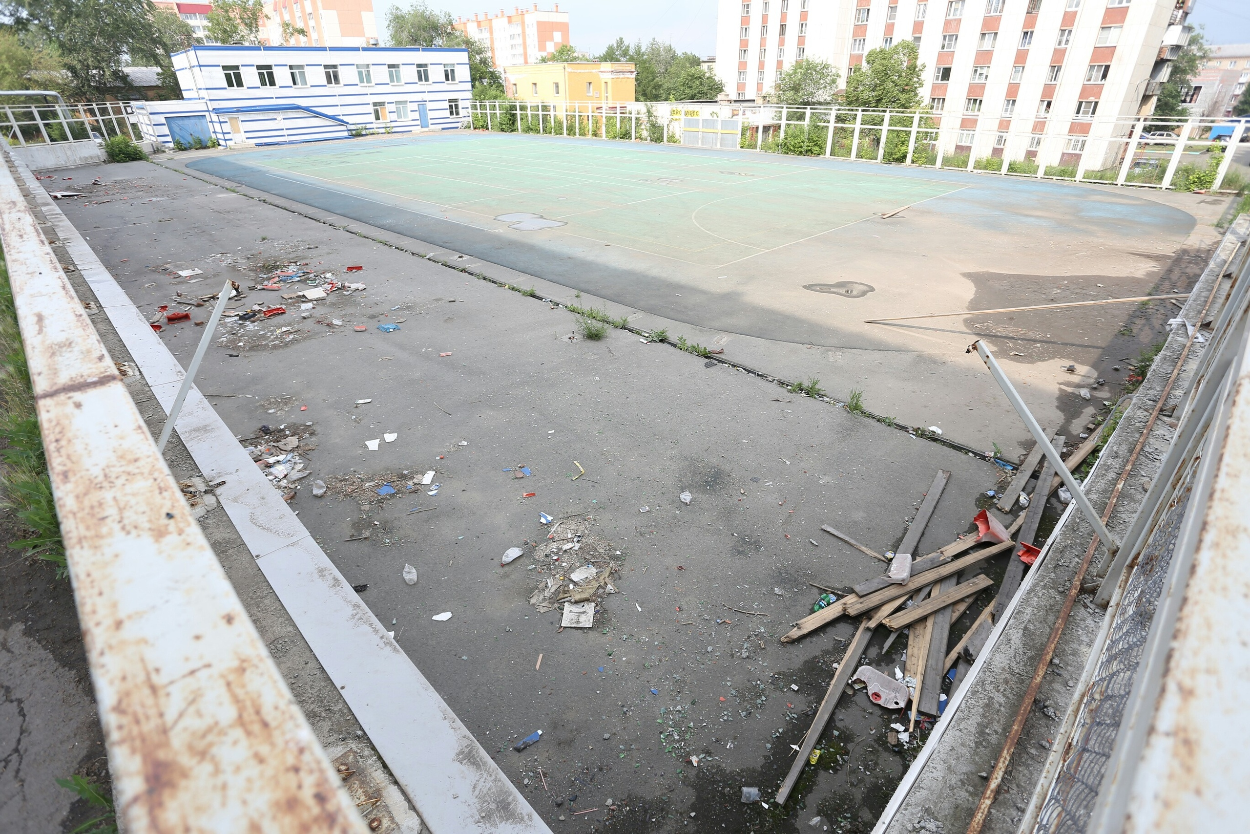 От навесов и кресел на стадионе оздоровительного комплекса «Локомотив» за три года ничего не осталось