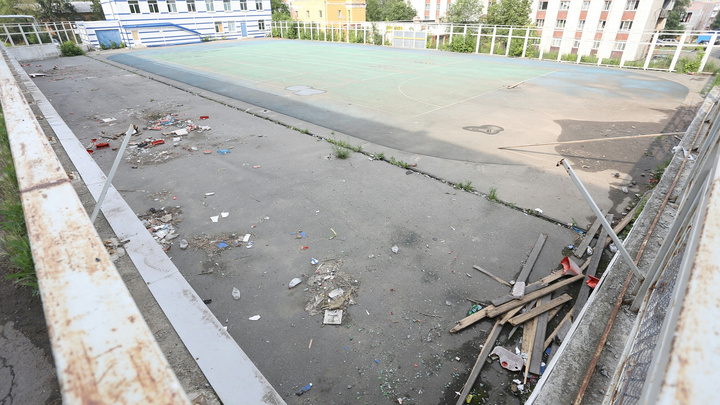 «Растащили по частям»: заброшенный стадион в Курчатовском районе отказались восстанавливать
