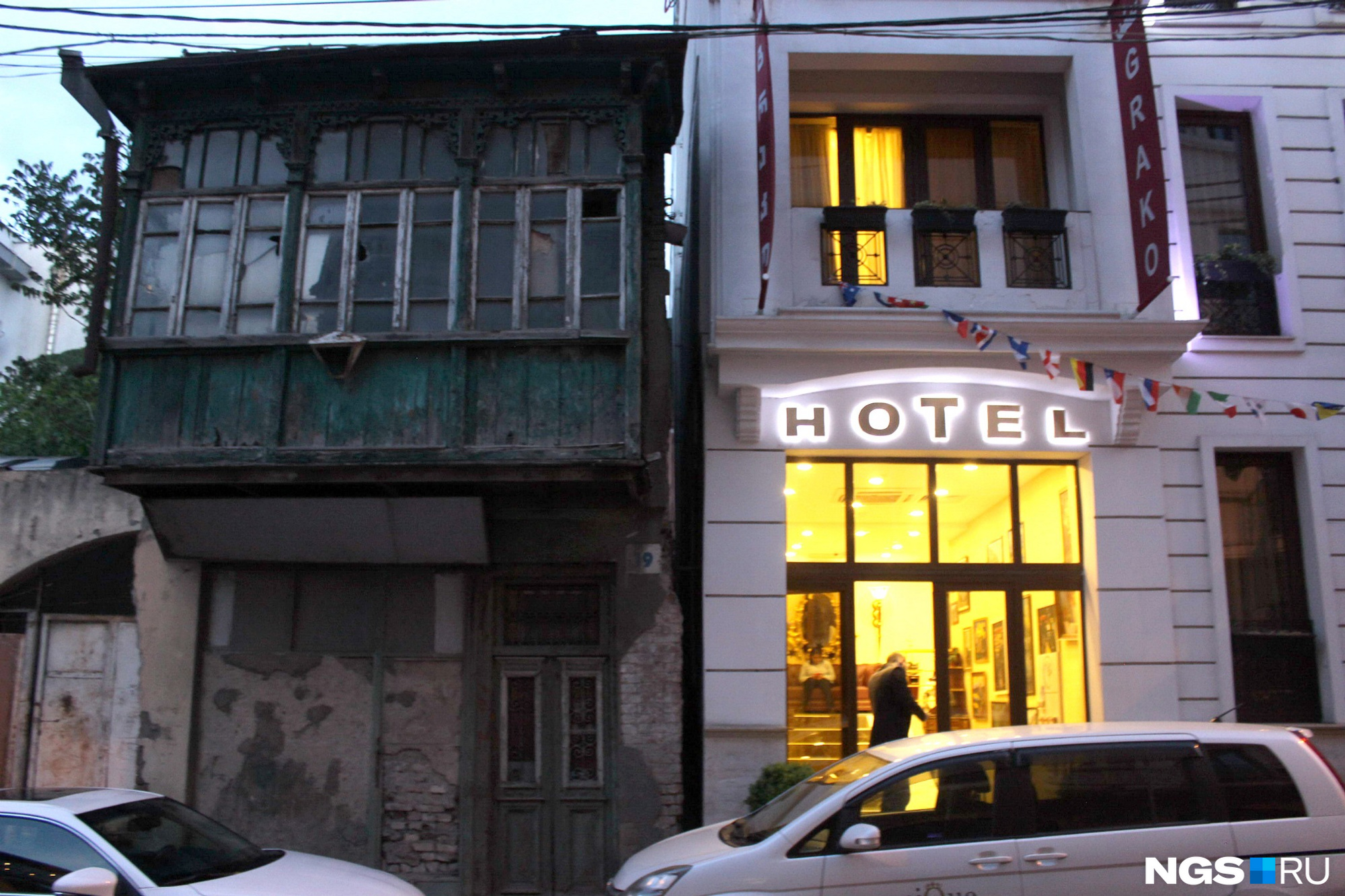 Отремонтированный отель и старый жилой дом в районе Метехи (Тбилиси). Фото Стаса Соколова