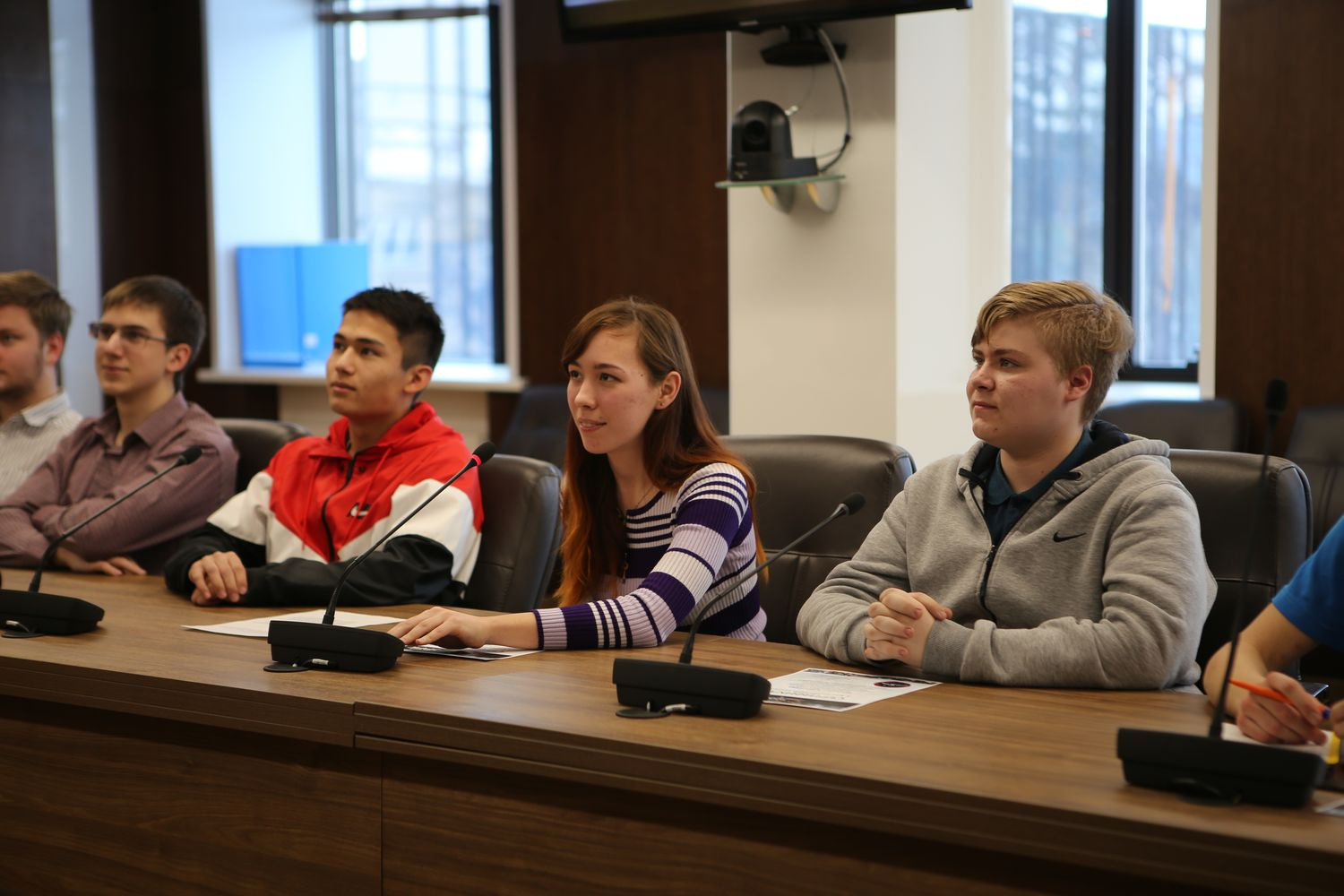 За полчаса школьники из четырёх городов России успели задать космонавту 15 вопросов