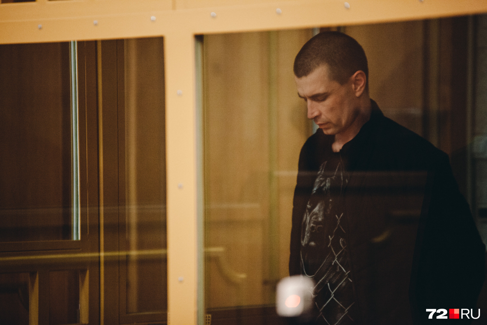 Доровиков почти все заседание простоял без эмоций, слегка склонив голову. Он никак не реагировал даже на журналистов, которые его фотографировали Доровиков почти все заседание простоял без эмоций, слегка склонив голову. Он никак не реагировал даже на журналистов, которые его фотографировали