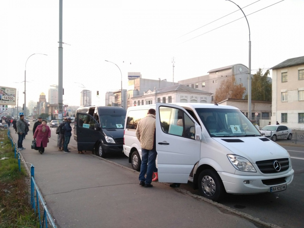 Экскурсионные автобусы отъезжают от вокзала в Киеве