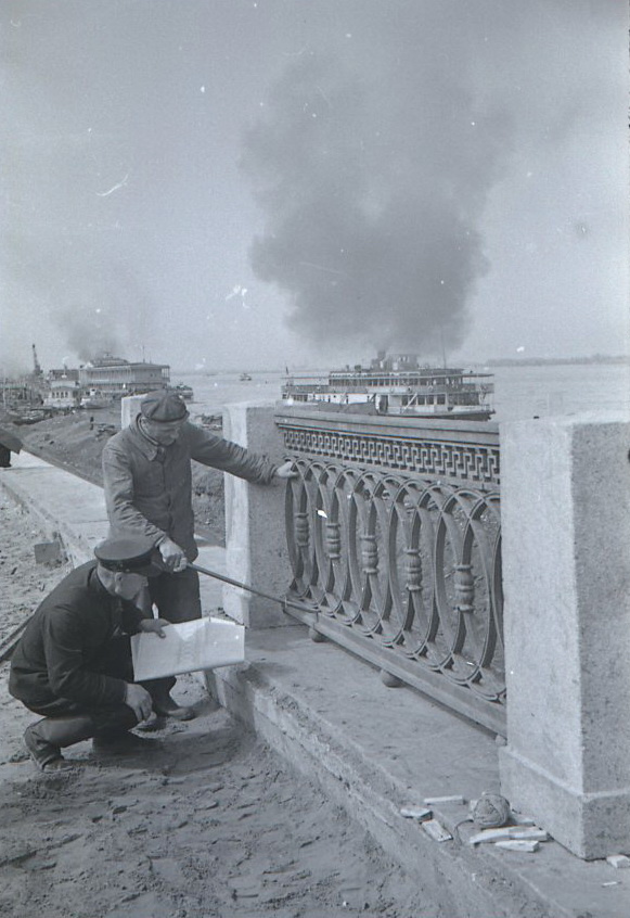 Установка парапетной решетки на подпорной стене куйбышевской набережной. 17 мая 1956 года<br>
