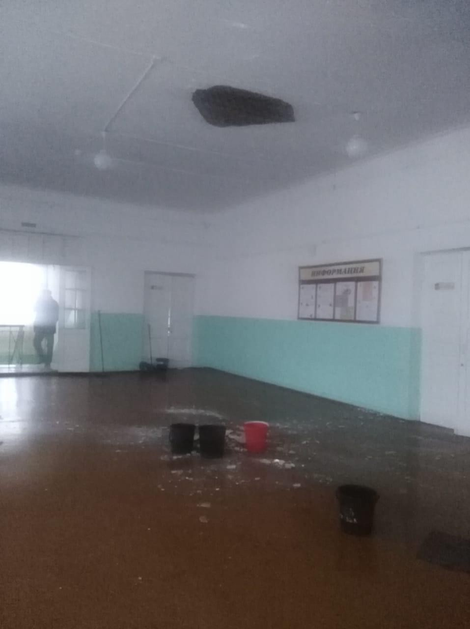 Потолок обвалился из-за намокания — сначала в школе прорвало трубу