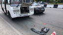 Водитель ПАЗа отвлёкся на сдачу и врезался в иномарку в Заельцовском районе