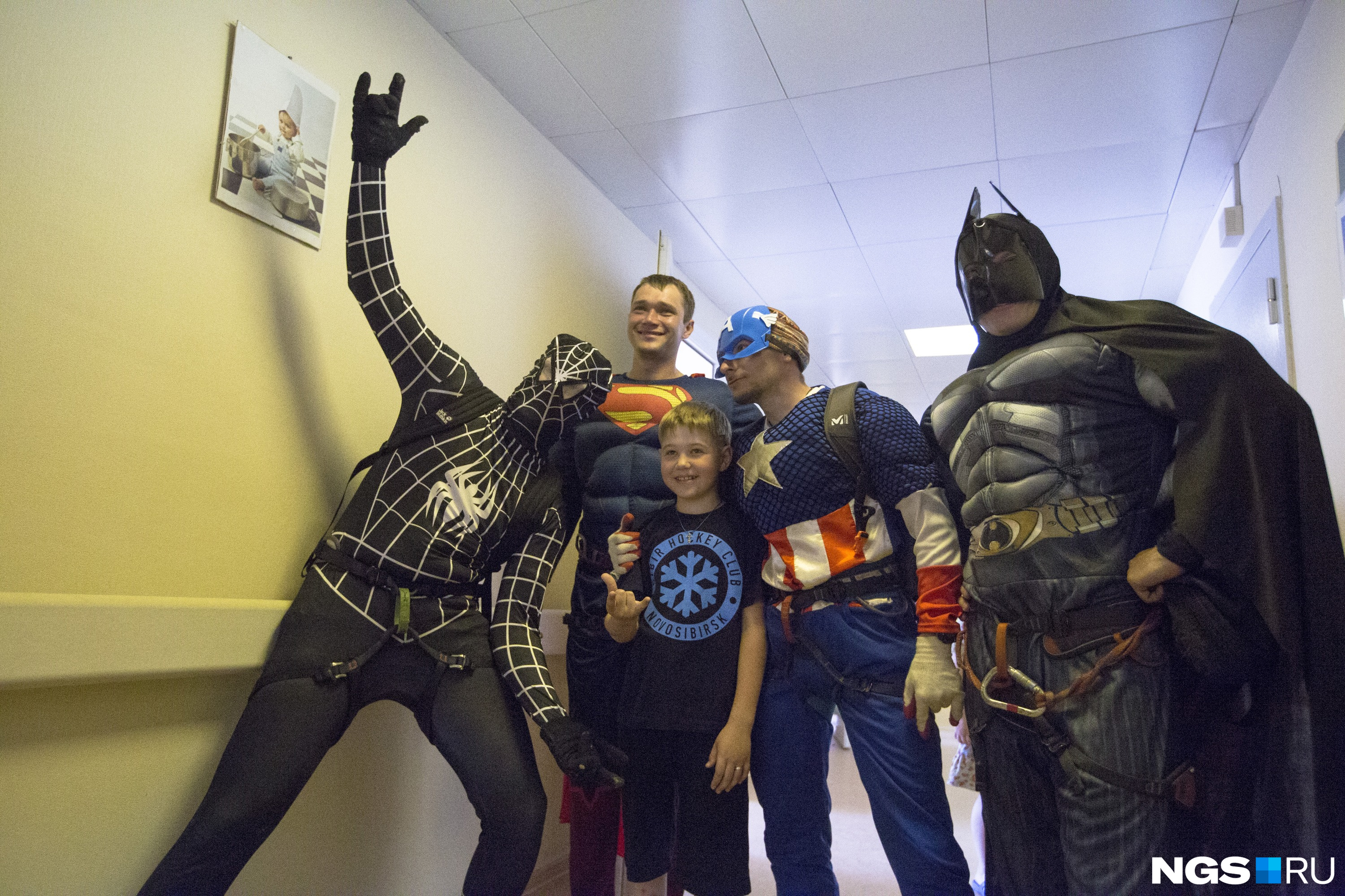Дети просили супергероев не уходить из больницы, но когда те говорили, что нужно поздороваться и с другими пациентами этажом ниже, соглашались отпустить их. Фото Ольги Бурлаковой