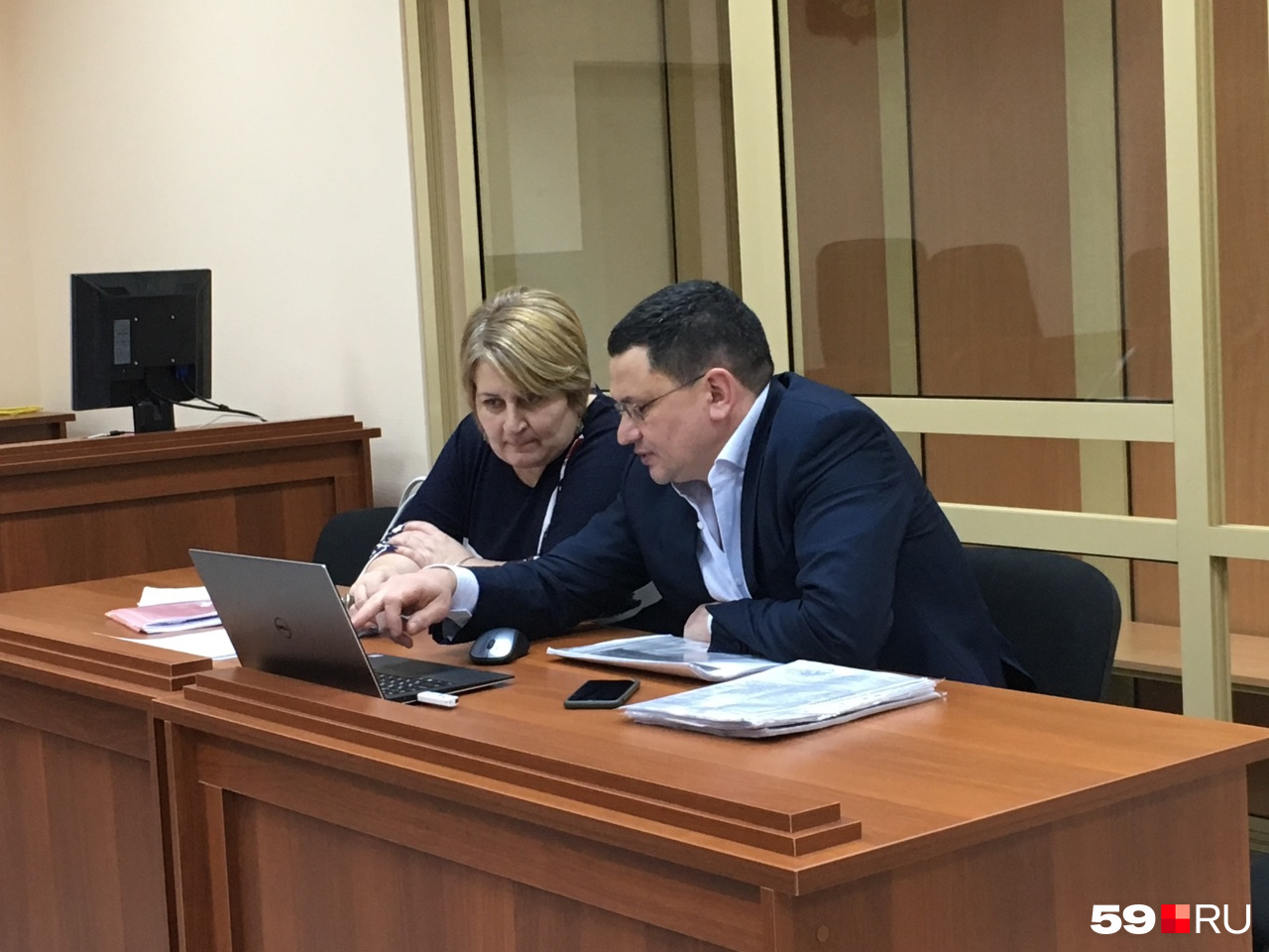Экс-министр со своим адвокатом Экс-министр со своим адвокатом