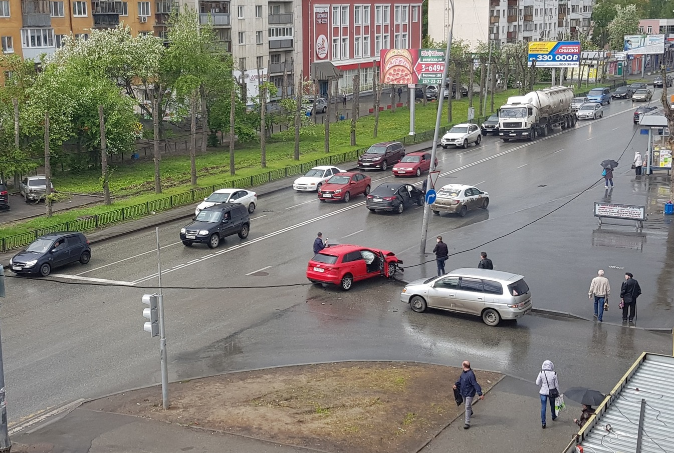 Kia после столкновения перекрыла левую полосу, а Audi частично закрыла выезд с улицы Народной Воли