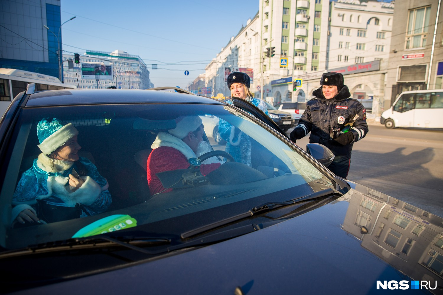 Полицейские Дед Мороз со Снегурочкой случайно встретились с гражданскими коллегами...