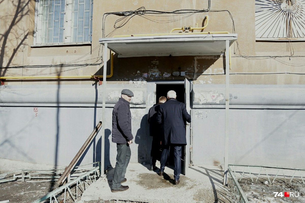 Алексей Текслер поднялся в квартиру над аркой в первый свой приезд в Магнитогорск в сопровождении главы города Сергея Бердникова