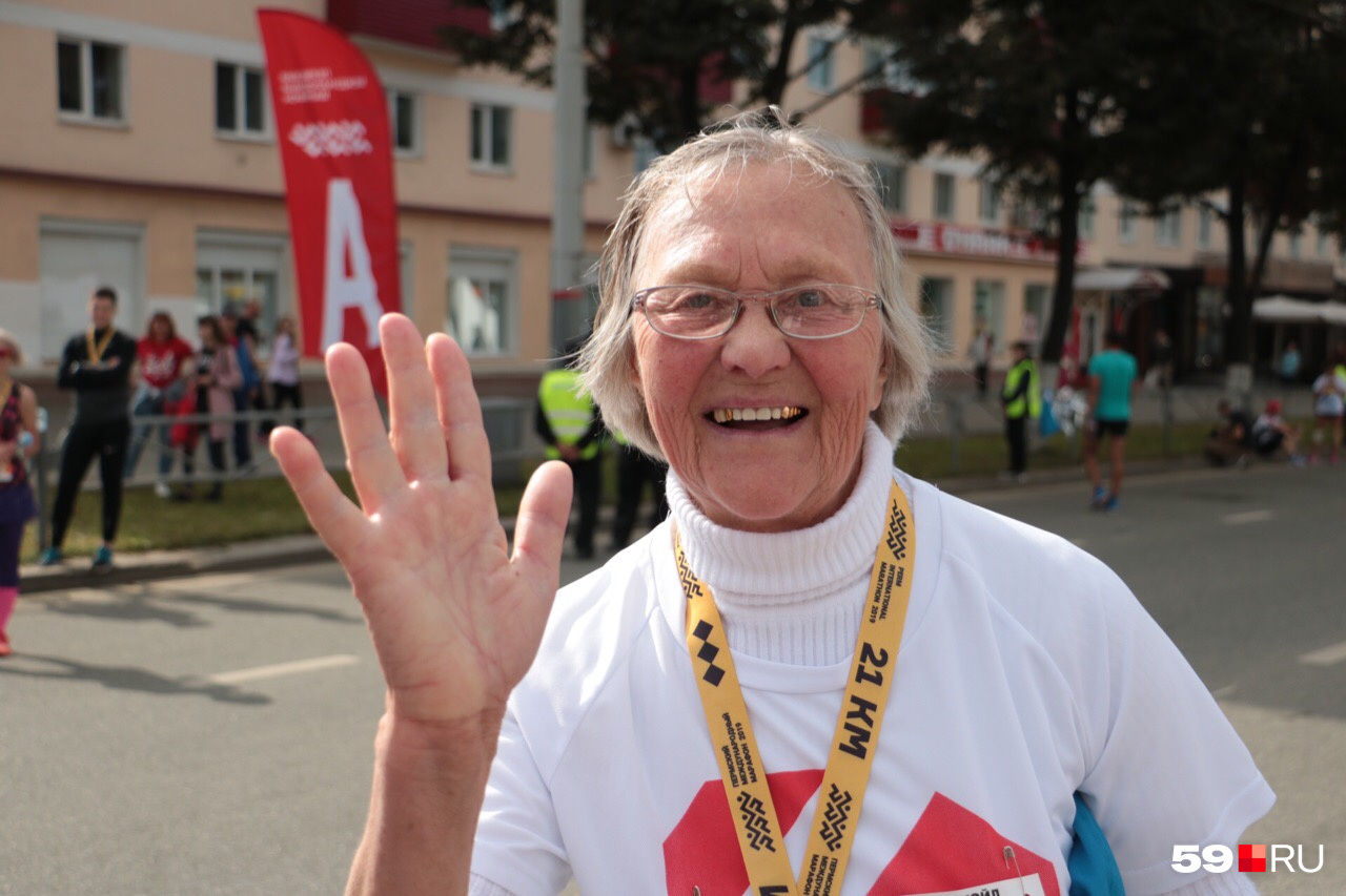 78-летняя Валентина после финиша выглядит совсем не уставшей
