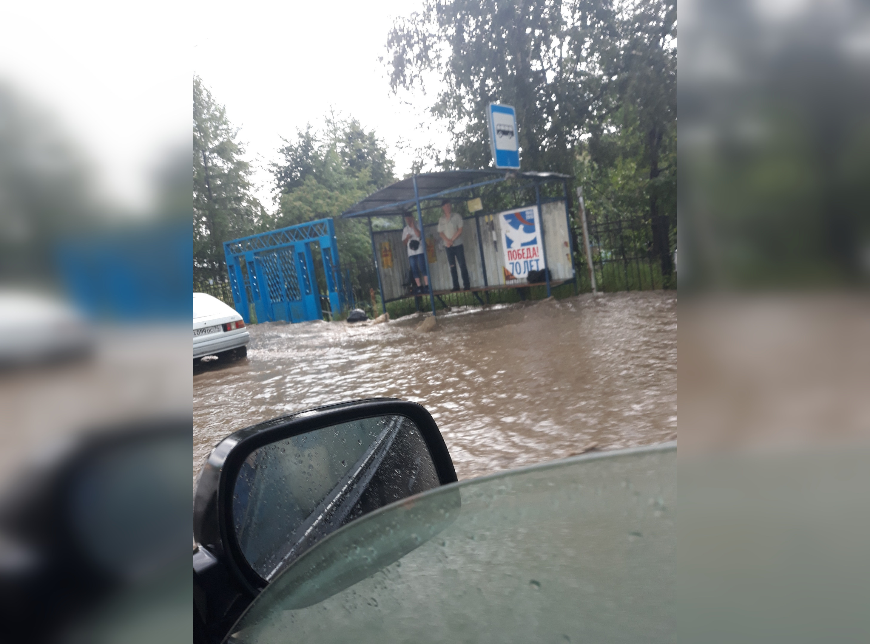 Транспорт пришлось ждать, стоя на лавочках Транспорт пришлось ждать, стоя на лавочках