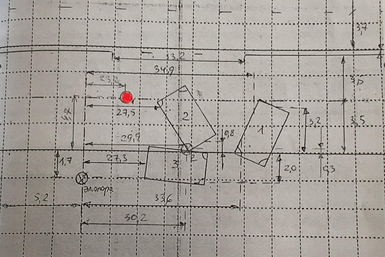 На схеме место ДТП (красная точка) указано во второй полосе