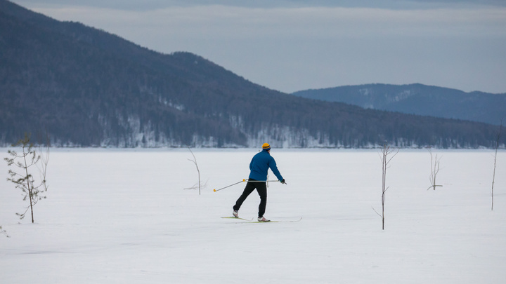 Красноярец катался на лыжах по льду накануне Нового года и провалился под лёд