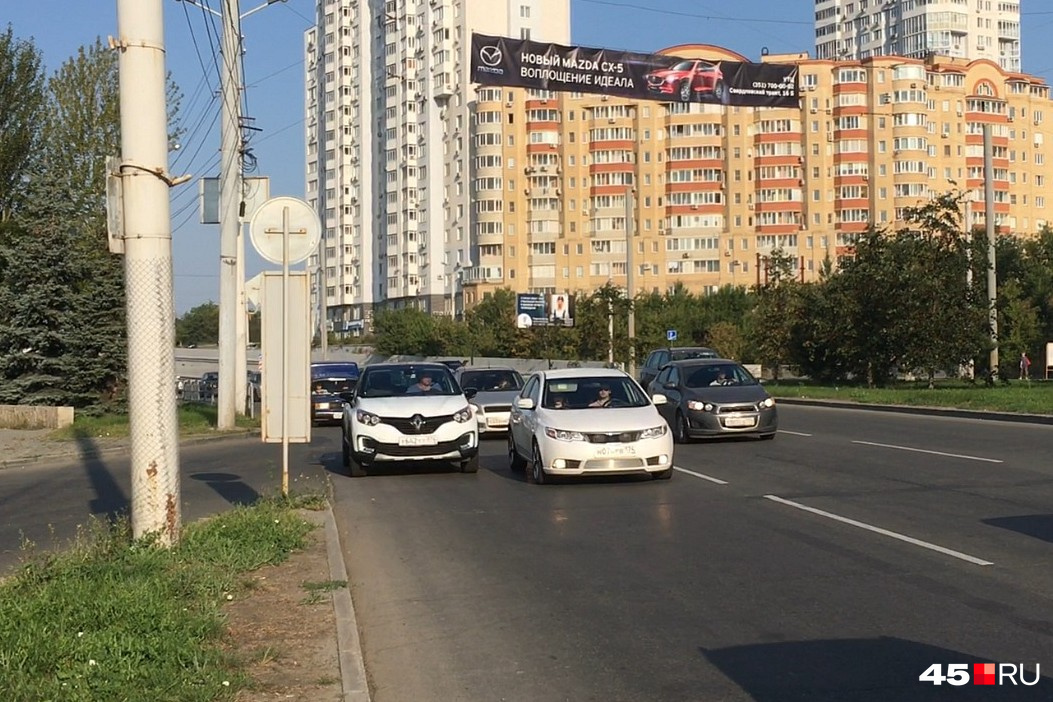 Из-за особенностей разметки два автомобиля из соседних полос после примыкания дороги оказались вдруг в одной сужающейся полосе. Формально при пересечении их траекторий и отсутствии других особенностей уступить должен владелец автомобиля KIA Из-за особенностей разметки два автомобиля из соседних полос после примыкания дороги оказались вдруг в одной сужающейся полосе. Формально при пересечении их траекторий и отсутствии других особенностей уступить должен владелец автомобиля KIA