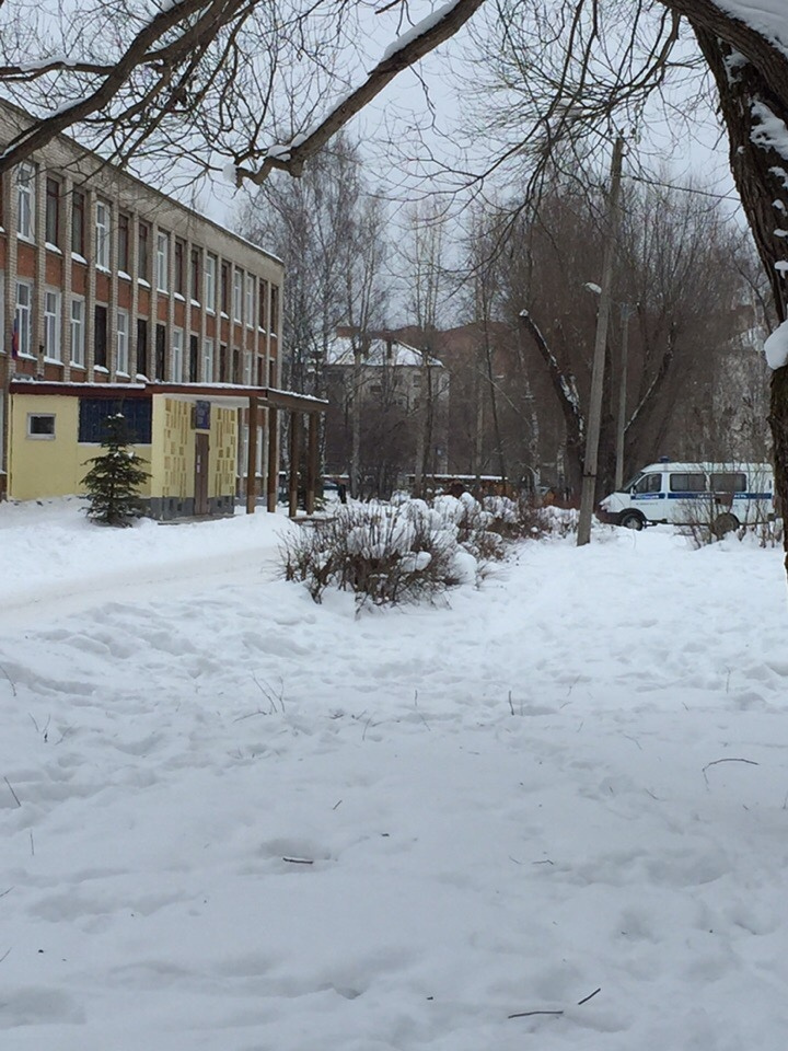 У школы стоит машина полиции У школы стоит машина полиции