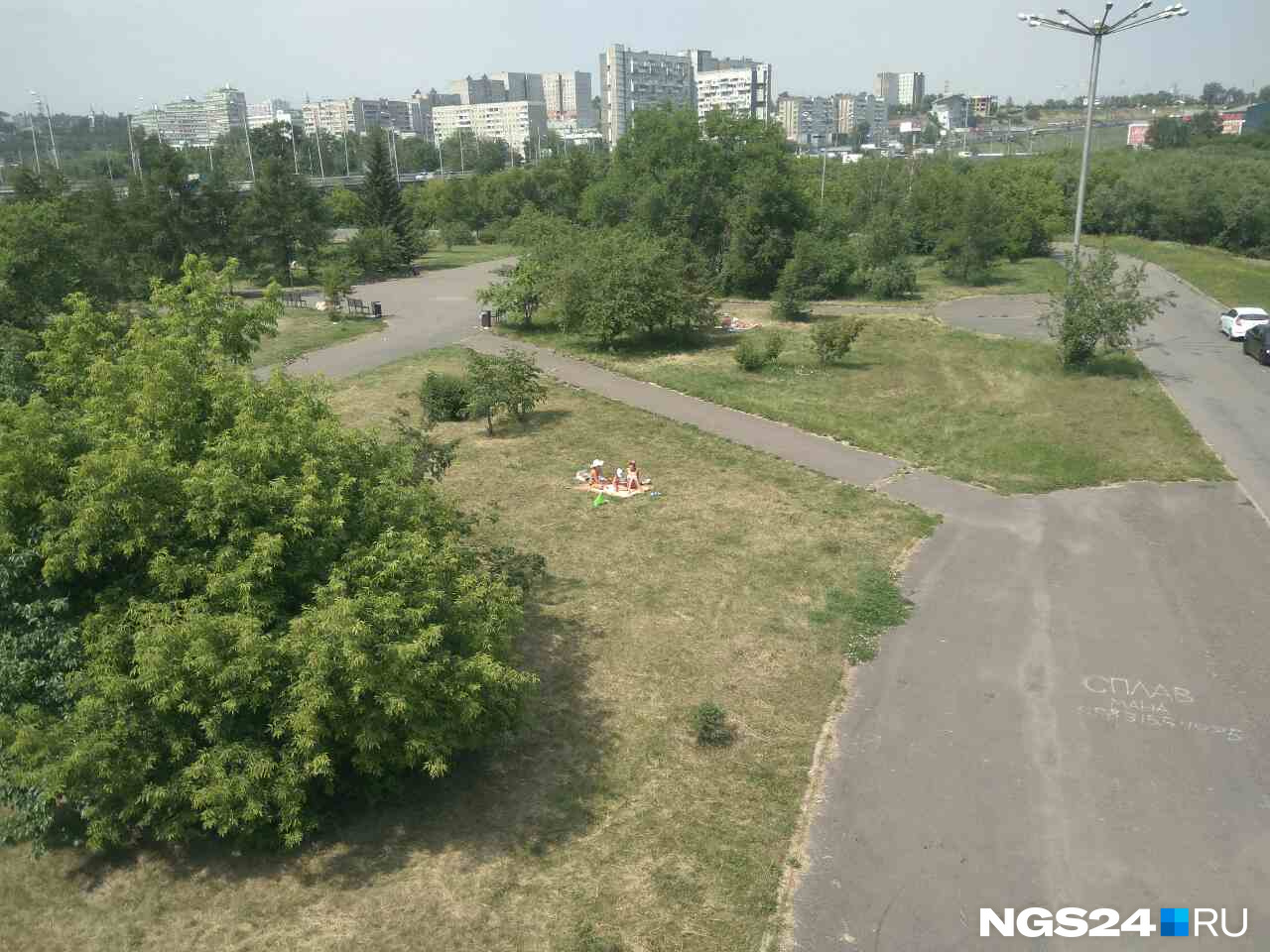 Красноярцам не нужны и какие-то специальные места для отдыха. Загорают и просто на газонах возле Вантового моста Красноярцам не нужны и какие-то специальные места для отдыха. Загорают и просто на газонах возле Вантового моста