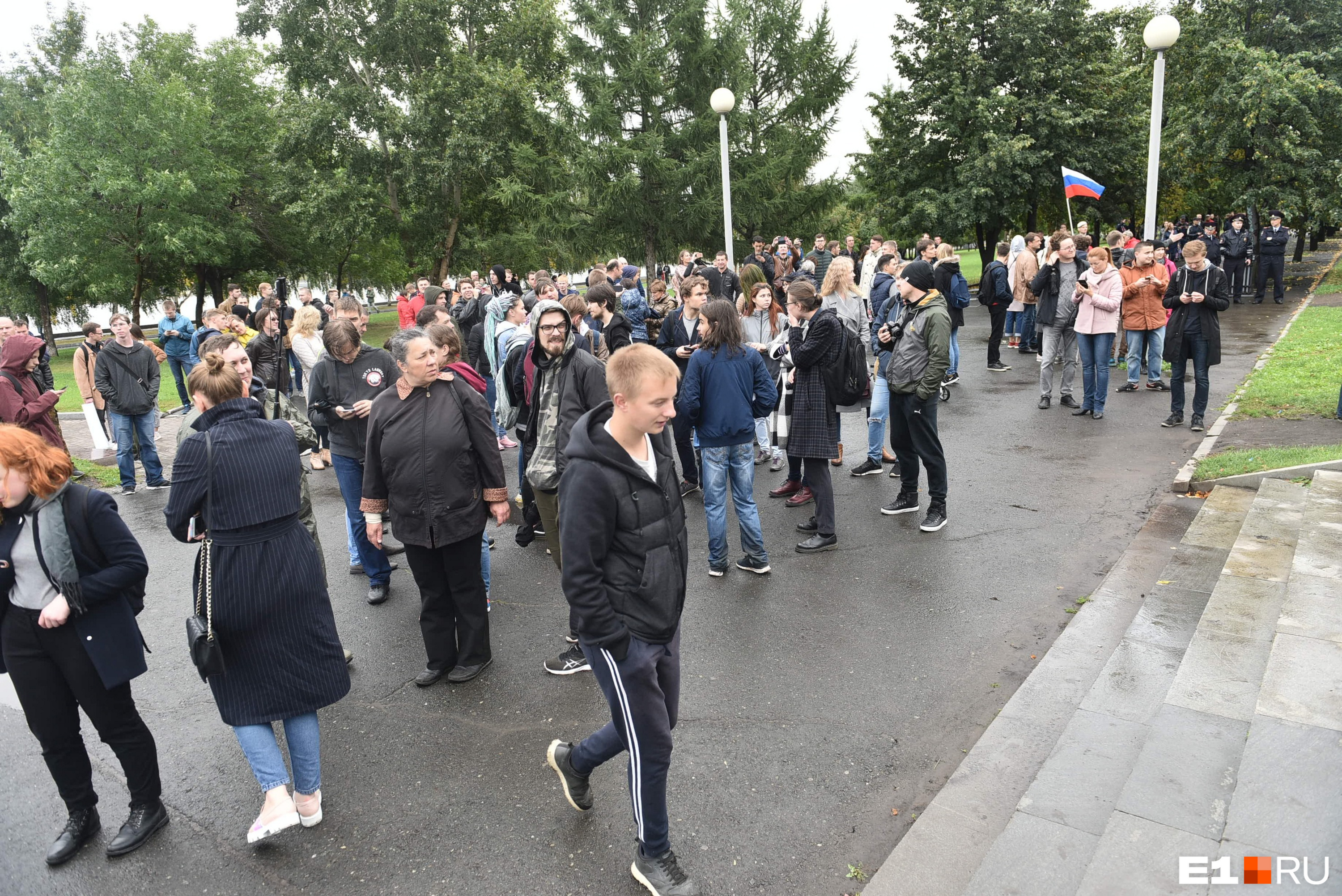 Центр задержали. Центр задержали