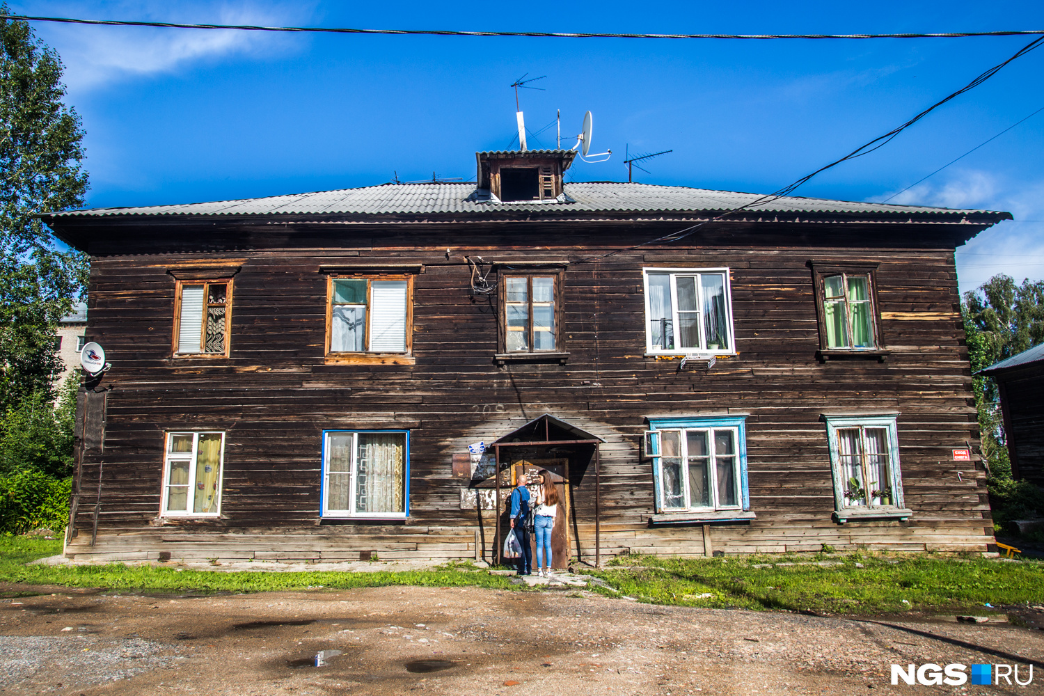 Какие дома идут. Расселение ветхого фонда Олонец. Дома под расселение. Деревянные дома переселение. Аварийные дома Новосибирск.