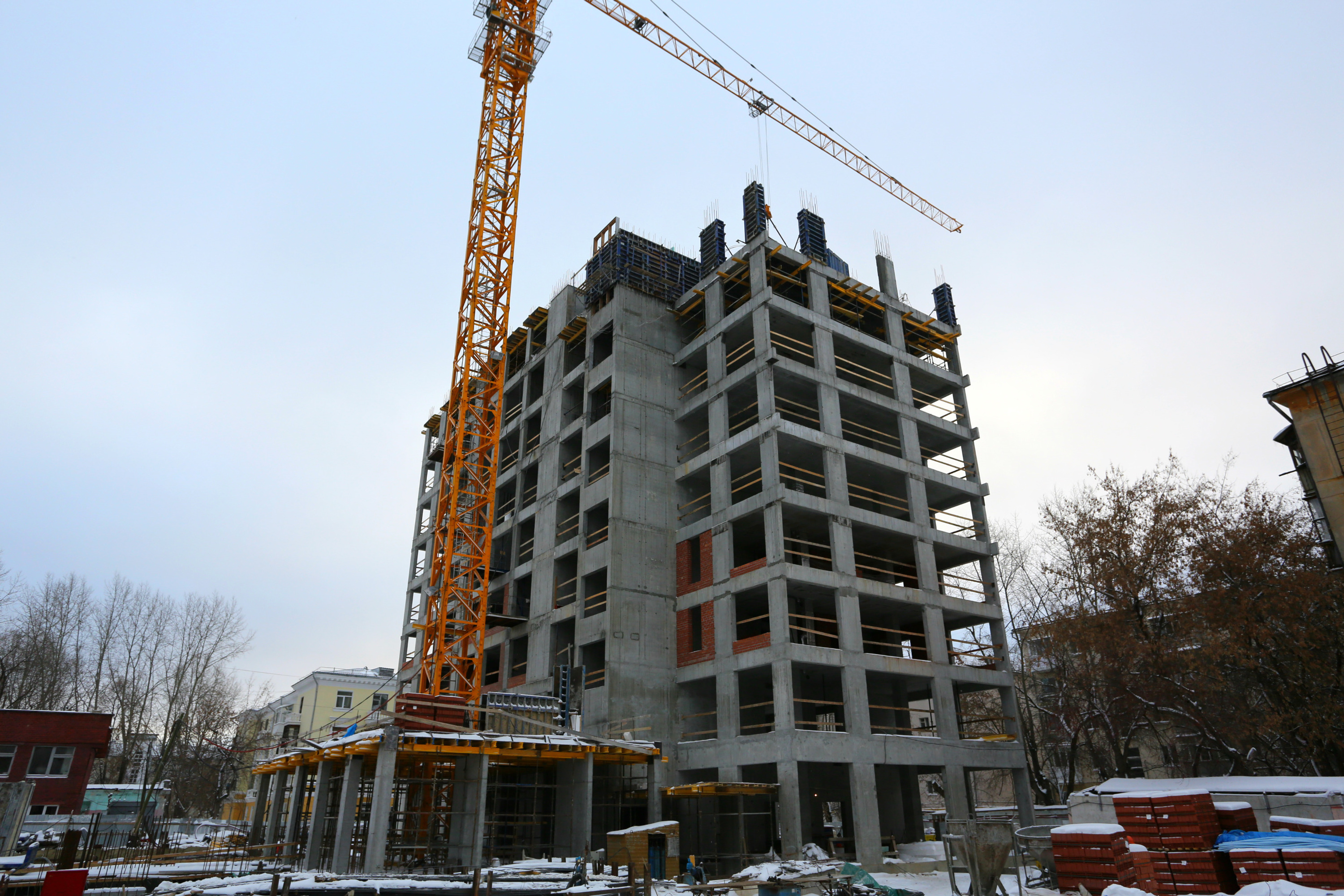 На Первомайской, 60 уже делают железобетонные конструкции девятого этажа и выполняют кирпичную кладку стен