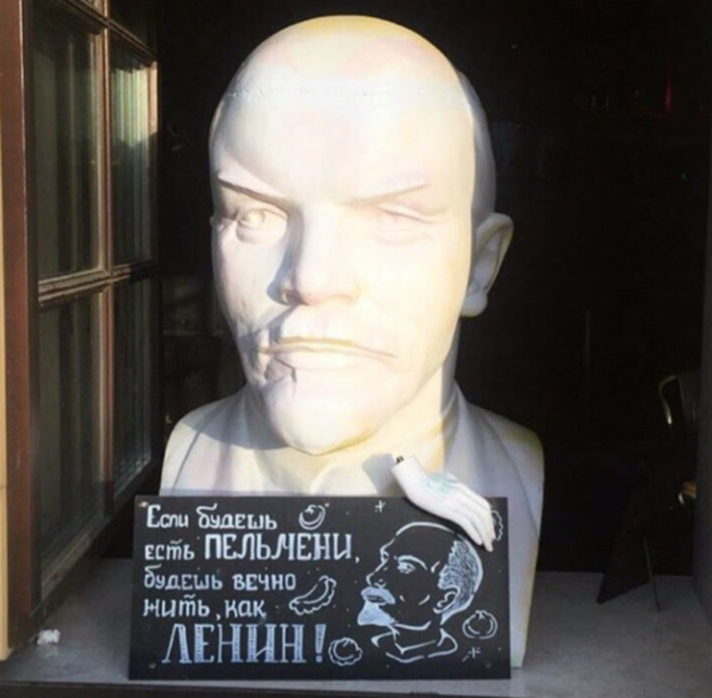 Бюст перекрасили, но только наполовину Бюст перекрасили, но только наполовину