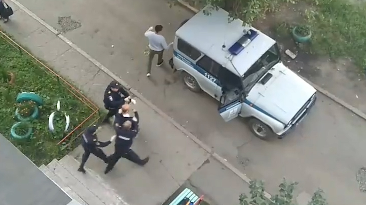Даже полицейские не сразу справились с дебоширом Даже полицейские не сразу справились с дебоширом