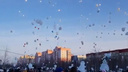 В Рыбинске в небо выпустили сотни белых шаров в память о погибших в Кемерово