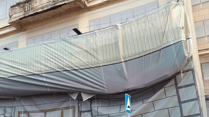 «Того и гляди на башку свалится»: отвалившийся балкон гостиницы «Россия» держит только фальшфасад