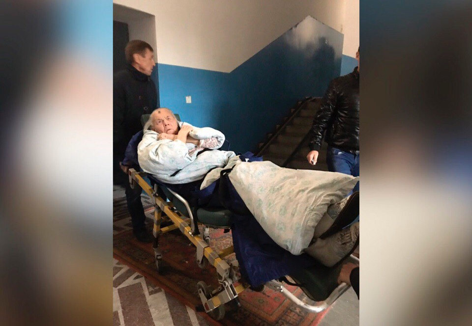 Валентине И. — 98 лет. Пожилую женщину перевезли из пансионата в гостиницу с помощью медперевозки. Когда родственники приехали навестить бабушку в пансионат на Вишневую и увидели надпись «опечатано», то сильно распереживались Валентине И. — 98 лет. Пожилую женщину перевезли из пансионата в гостиницу с помощью медперевозки. Когда родственники приехали навестить бабушку в пансионат на Вишневую и увидели надпись «опечатано», то сильно распереживались