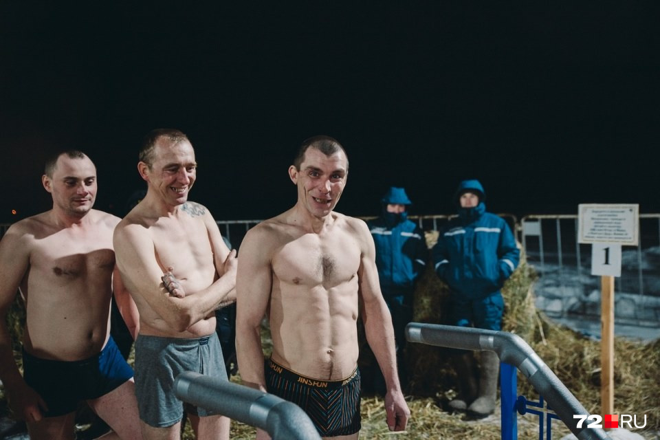 Плотная очередь к купели в Тюмени Плотная очередь к купели в Тюмени