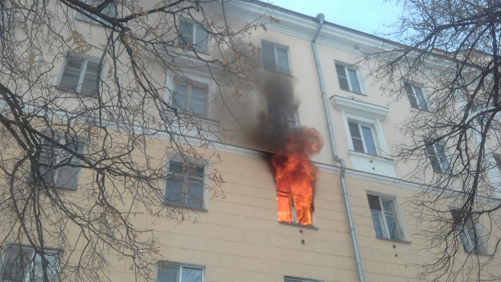 «Это очень страшно». На проспекте Ленина сгорела квартира, погиб человек