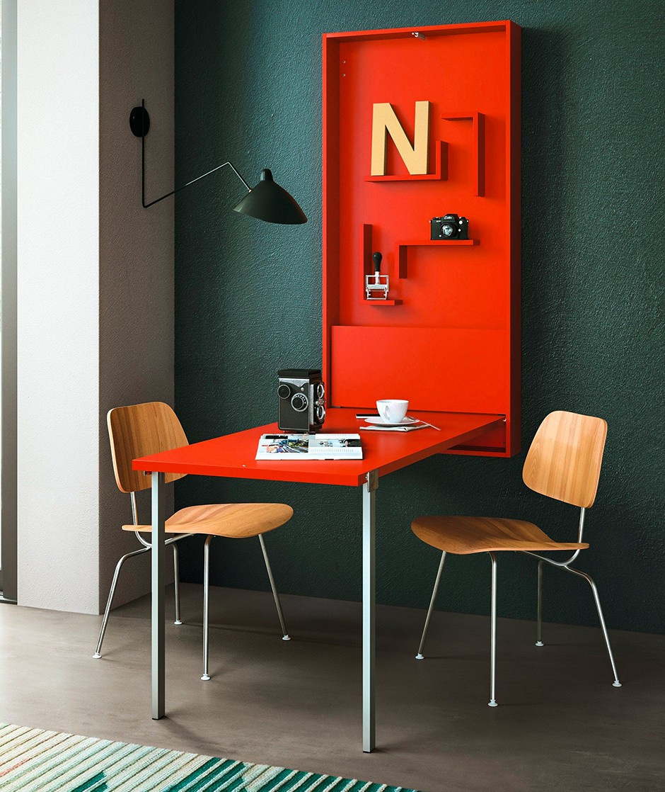 Столы, убирающиеся в панель-шкаф на стене, — актуальное решение для небольших пространств