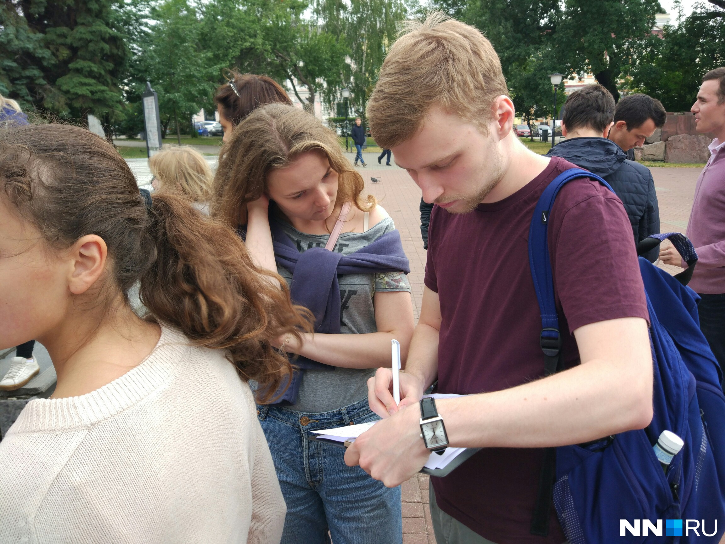 Пикет начался с сбора подписей к петиции в защиту сестёр<br> Пикет начался с сбора подписей к петиции в защиту сестёр<br>