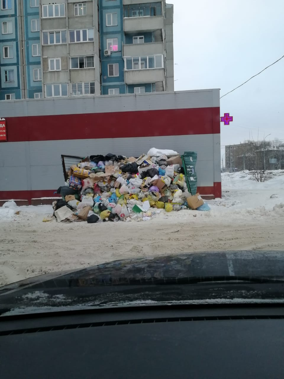 Фото с огромной кучей мусора прислали жители Горского микрорайона