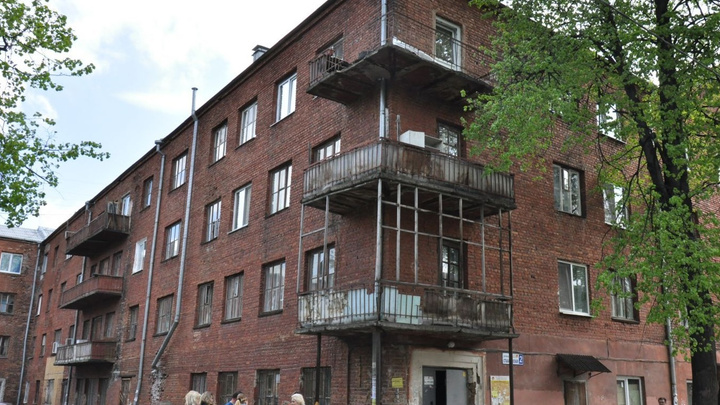В Екатеринбурге расселили дом на Уралмаше, где полгода назад рухнула стена