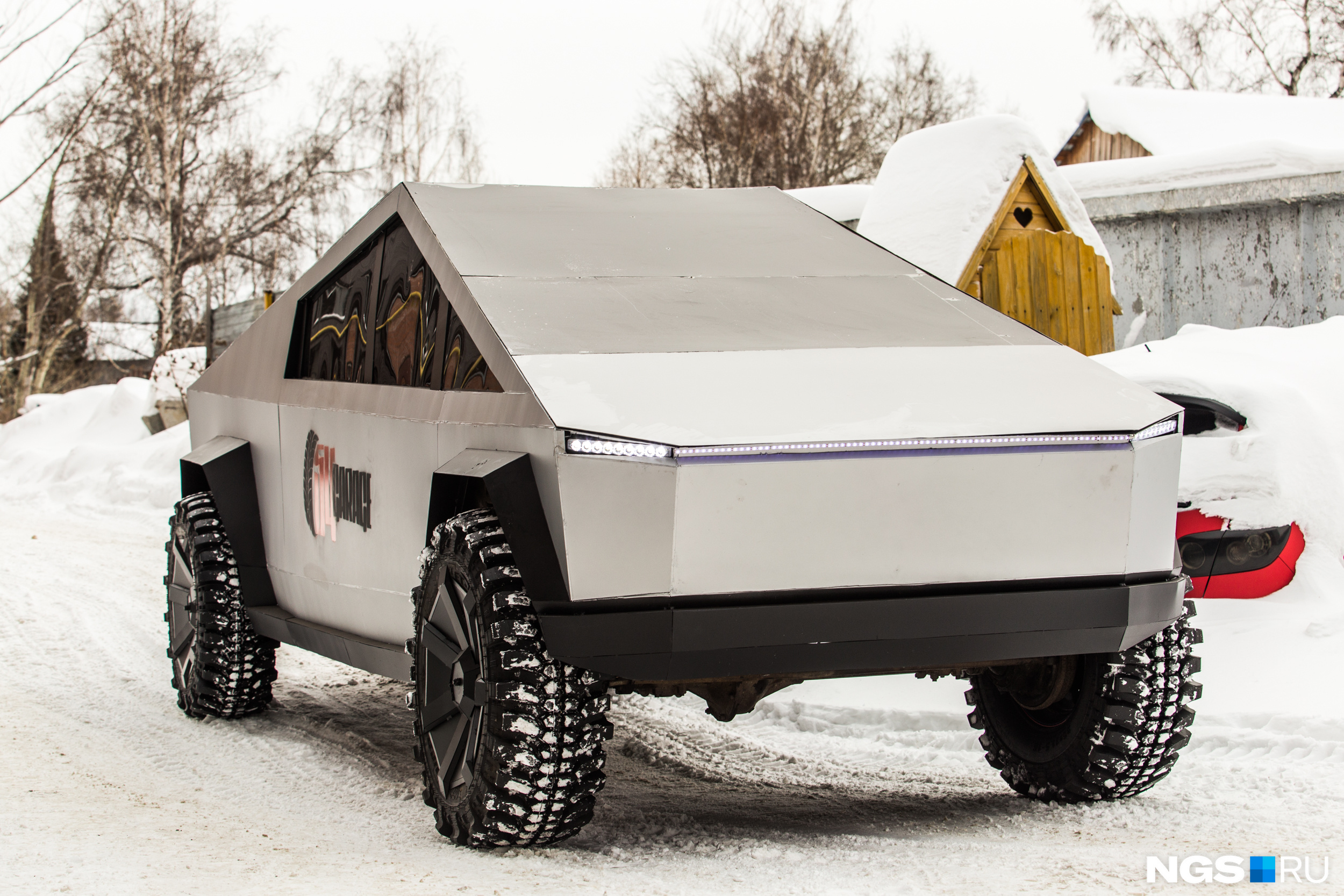 В сибирском антураже самодельная Tesla выглядит как инопланетный транспорт