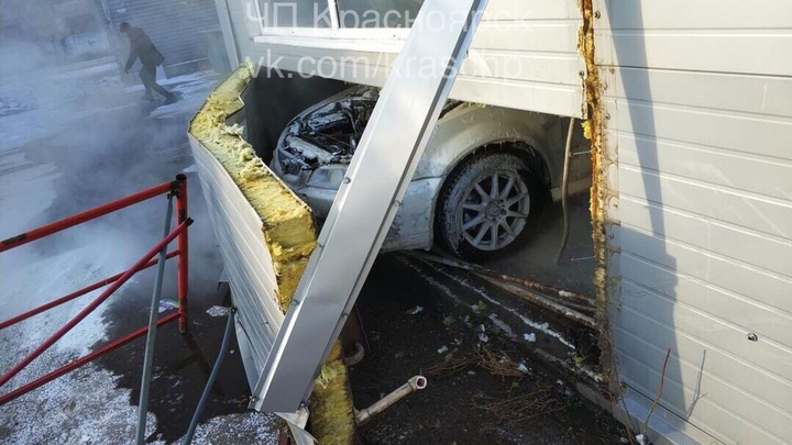 «Восстание машин»: на мойке по Семафорной завелась «Хонда» и пробила стену на улицу